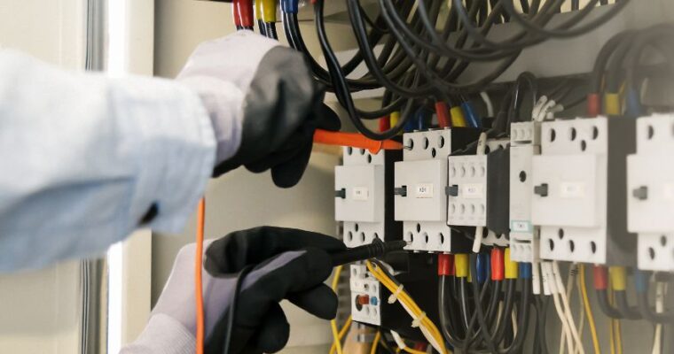 Kluczowe elementy systemu elektrycznego: Przekaźniki kontrolne i napięciowe