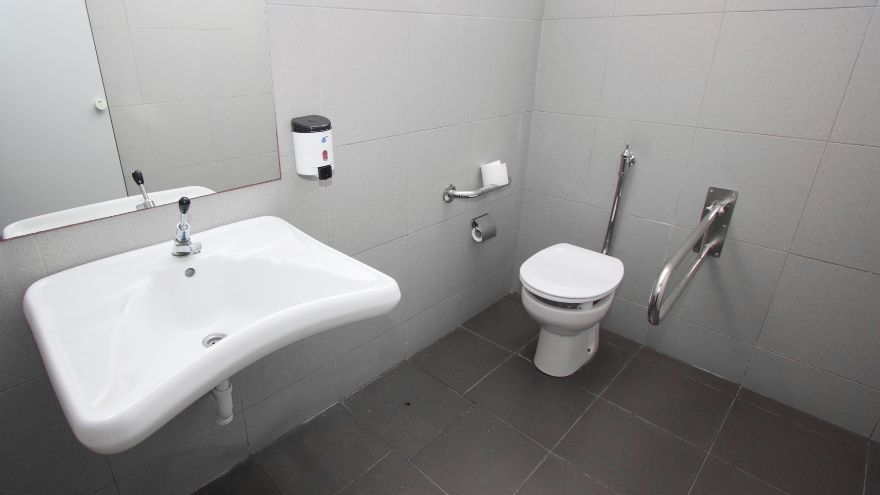 Co musisz wiedzieć o instalacji i montażu łazienki dla niepełnosprawnych?