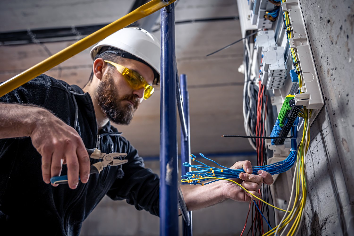 Modernizacja instalacji elektrycznej w starym budownictwie – praktyczne wskazówki