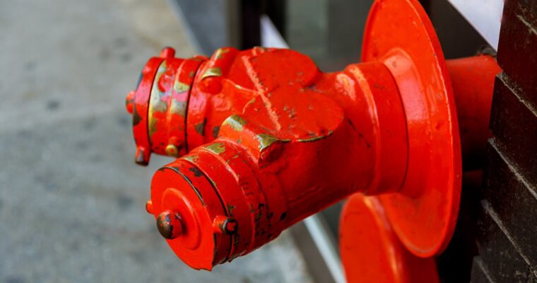 Przewodnik po hydrantach: wybór i obsługa systemów przeciwpożarowych