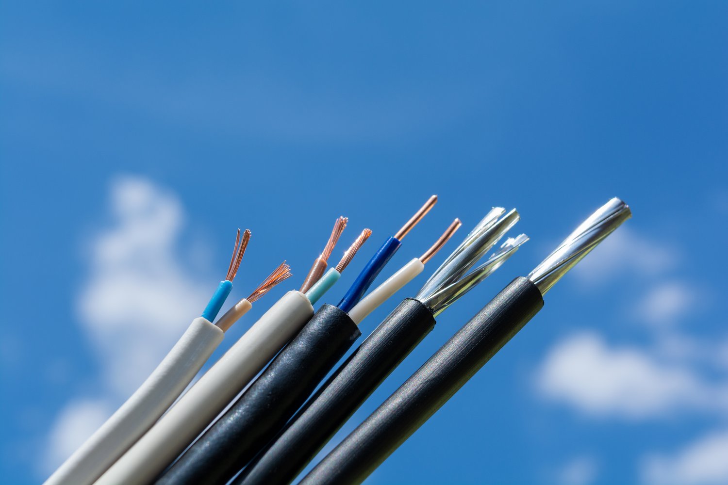 Jak dobrać odpowiednie przewody i kable do instalacji elektrycznej
