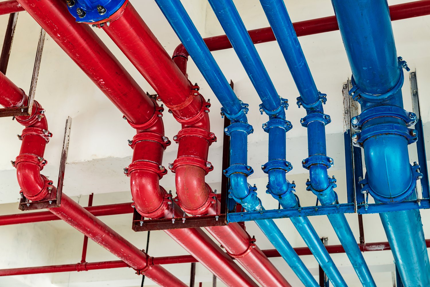 Jak wybrać odpowiednie rury i akcesoria do instalacji hydraulicznej