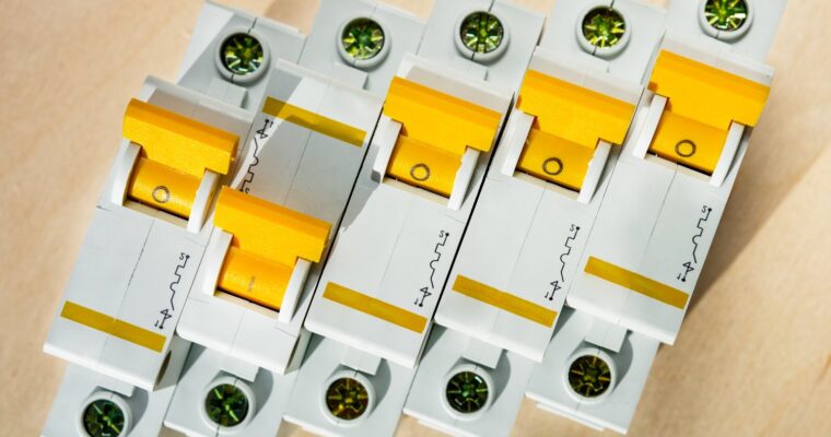Rozdzielnice modułowe w automatyce przemysłowej – konfiguracja i zabezpieczenia (2025-05-14)