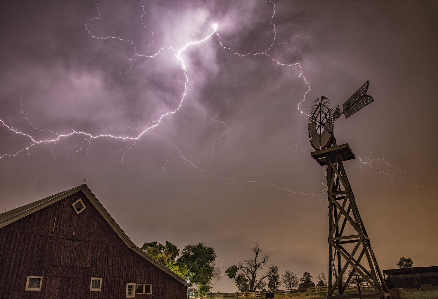Skuteczna ochrona budynków przed wyładowaniami atmosferycznymi