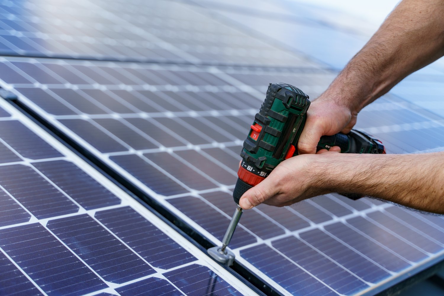 Awarie w instalacjach solarnych – identyfikacja i usuwanie usterek