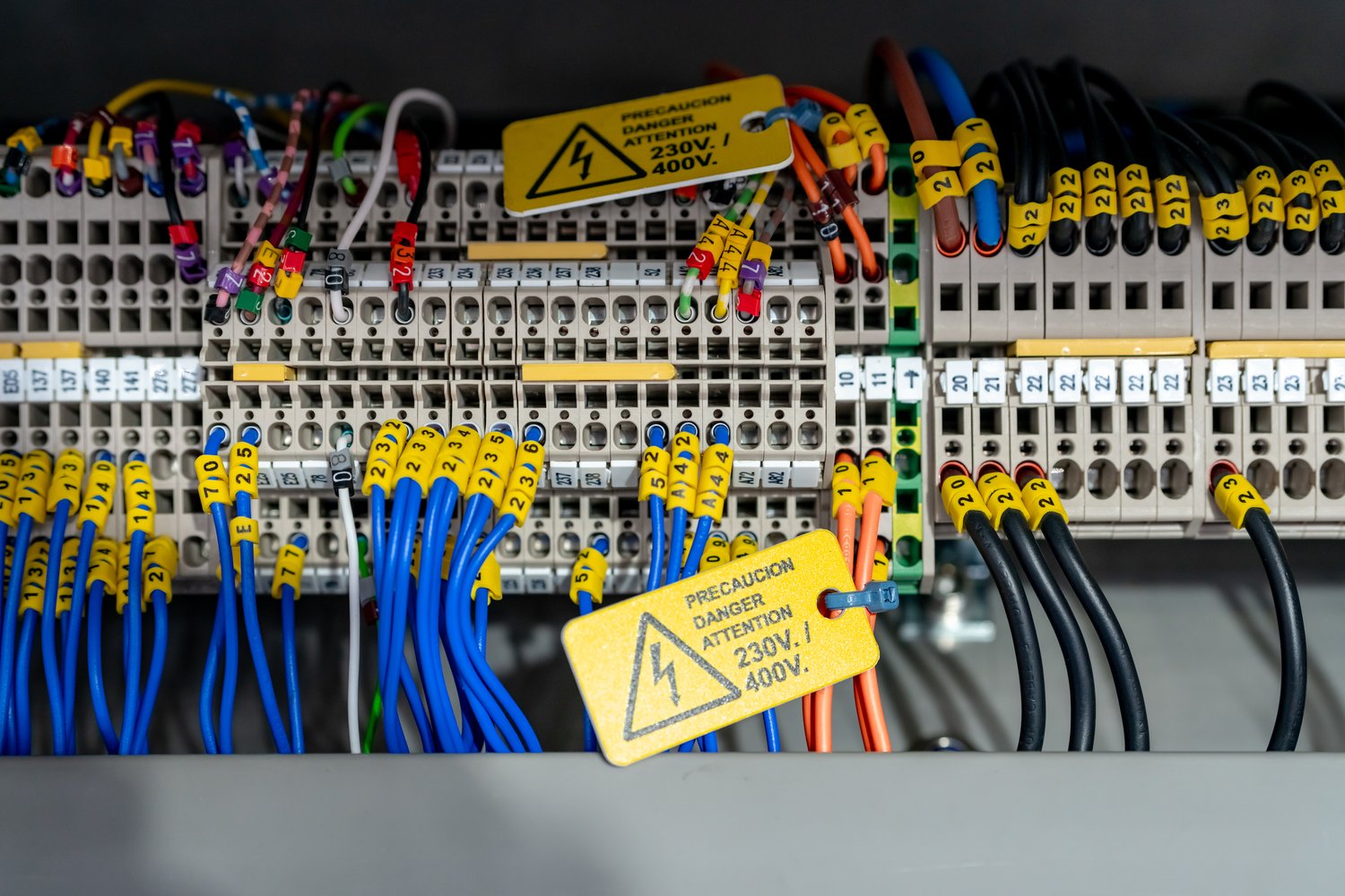 Jak efektywnie zabezpieczyć okablowanie elektryczne w budynkach i na zewnątrz