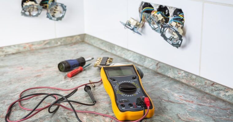 Problemy z instalacją elektryczną w pomieszczeniach mokrych – rozwiązania