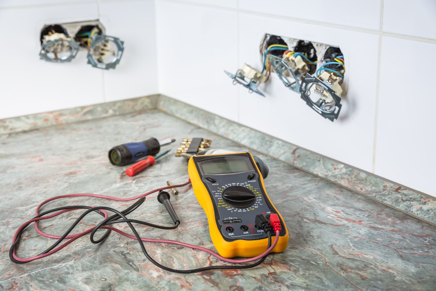 Problemy z instalacją elektryczną w pomieszczeniach mokrych – rozwiązania