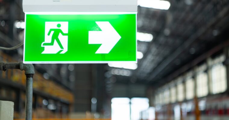 Energooszczędne systemy oświetlenia awaryjnego – innowacje i standardy