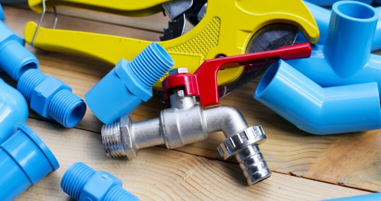 Jak wybrać odpowiednie narzędzia hydrauliczne do prac domowych i warsztatowych