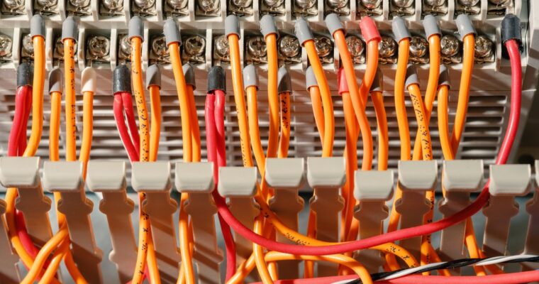 Nowoczesne rozdzielnice elektryczne z funkcją zdalnego sterowania