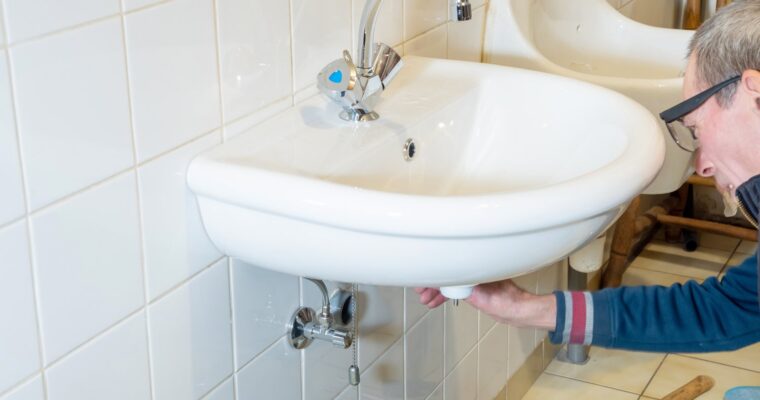 Montaż umywalki na stelażu – instrukcja dla początkujących