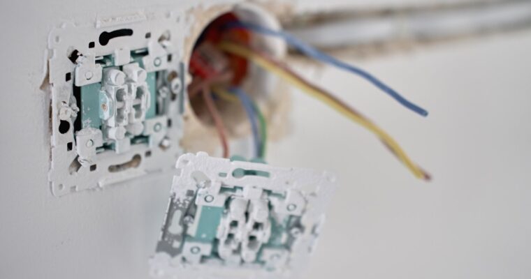 Jak wybrać i zainstalować gniazda elektryczne do domu i biura