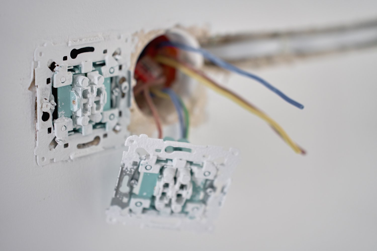 Jak wybrać i zainstalować gniazda elektryczne do domu i biura