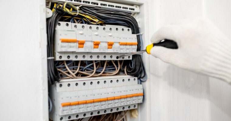 Co powoduje słaby przepływ prądu w instalacji domowej?