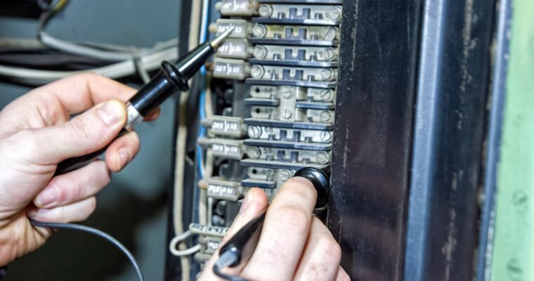 Dlaczego bezpiecznik automatyczny wyskakuje po włączeniu określonego urządzenia?