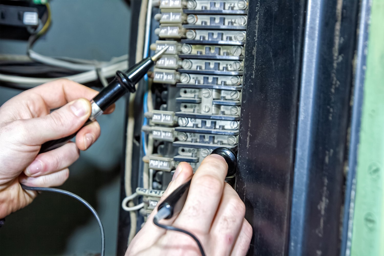 Dlaczego bezpiecznik automatyczny wyskakuje po włączeniu określonego urządzenia?