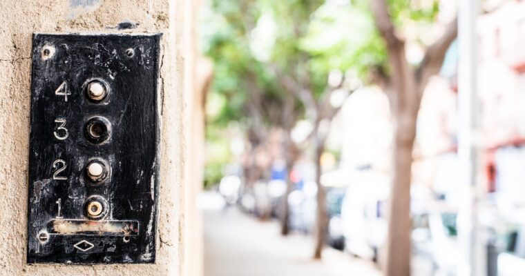 Dlaczego dzwonek do drzwi nie działa mimo wymiany baterii?