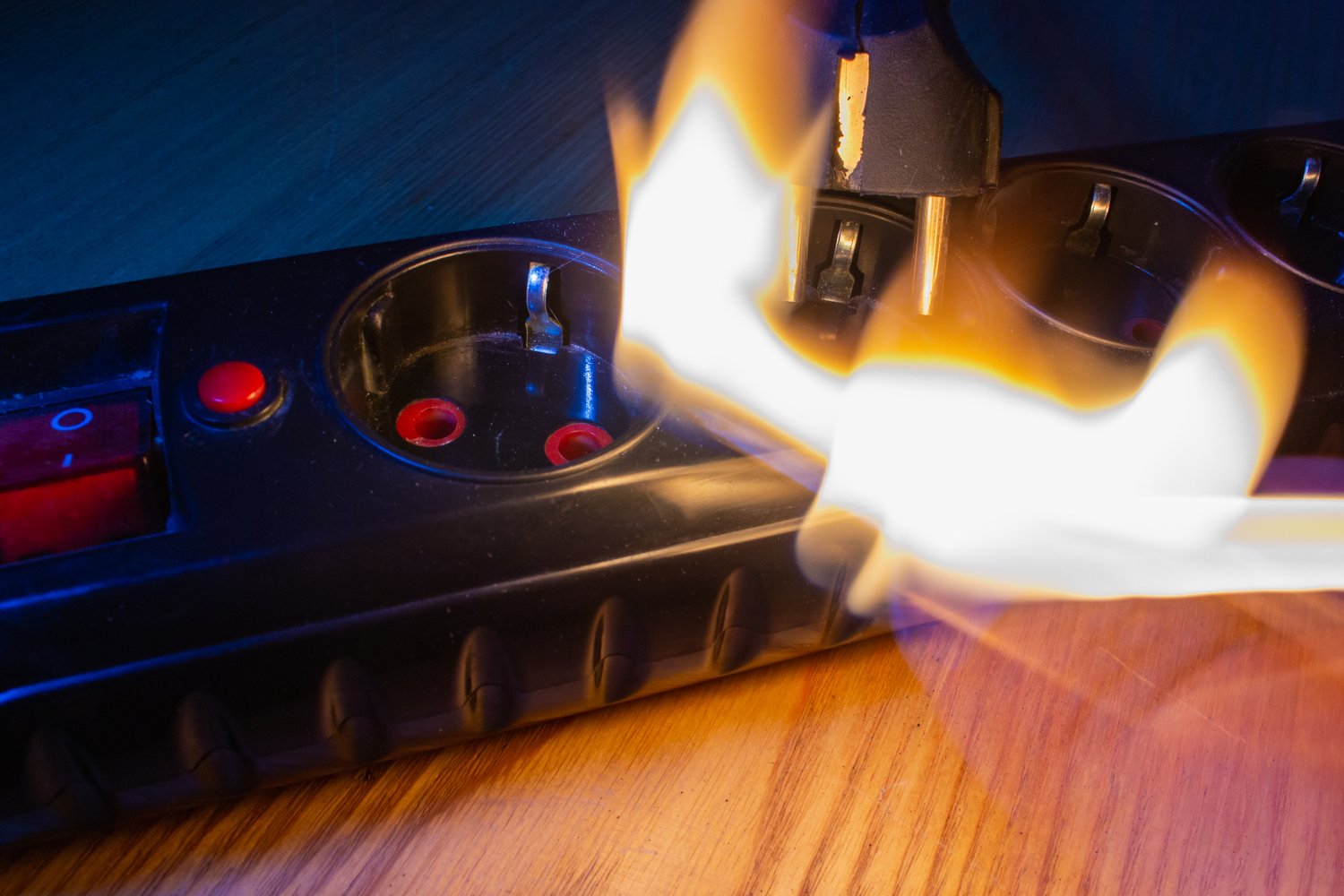 Dlaczego gniazdo elektryczne się grzeje? Objawy i sposoby naprawy