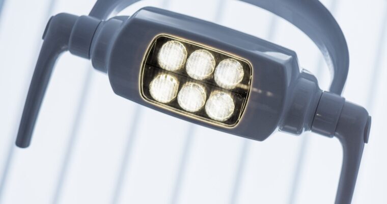 Dlaczego oświetlenie LED ma różne odcienie bieli? Przyczyny i rozwiązania