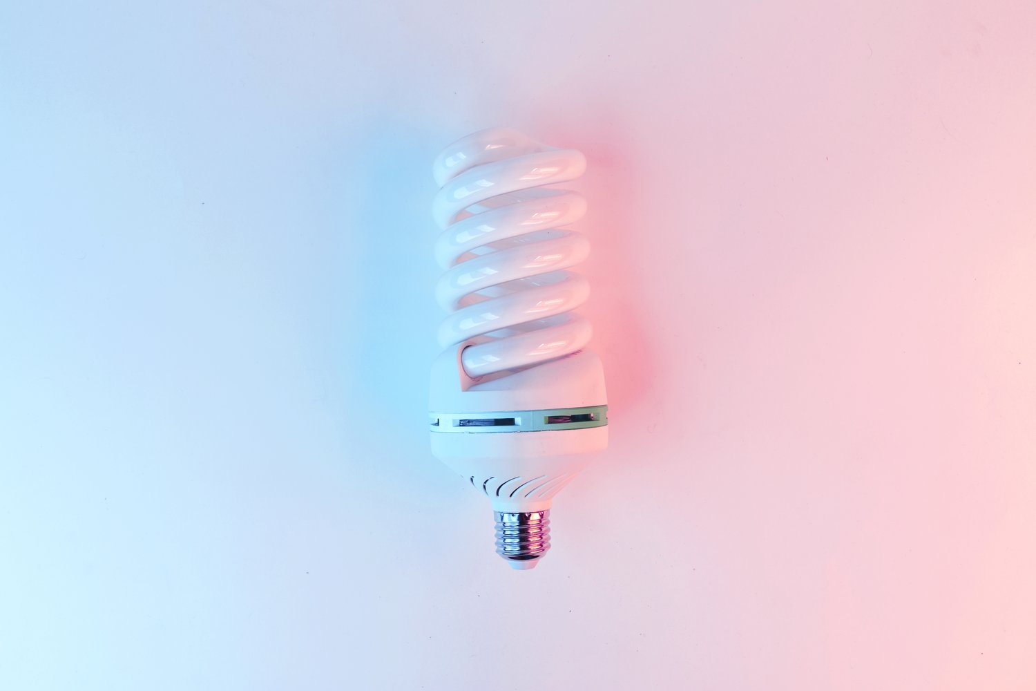 Dlaczego świetlówka miga i nie chce się zapalić? Przyczyny i rozwiązania