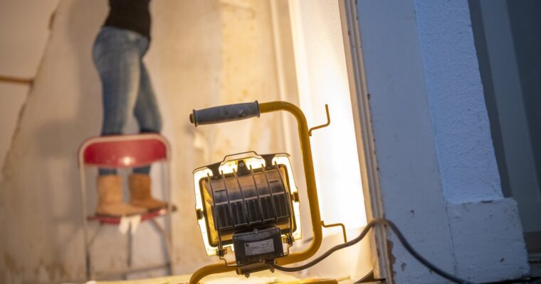 Jak poprawnie zamontować wyłącznik schodowy w instalacji domowej?