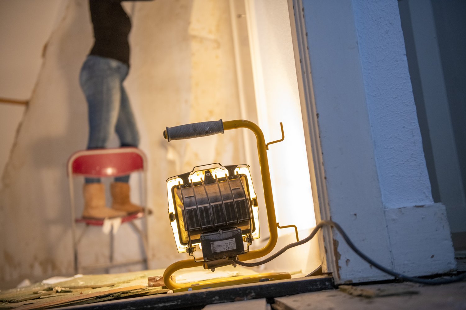 Jak poprawnie zamontować wyłącznik schodowy w instalacji domowej?