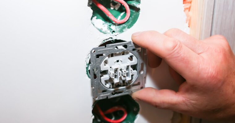 Jak prawidłowo podłączyć nowe gniazdo elektryczne do istniejącej instalacji?