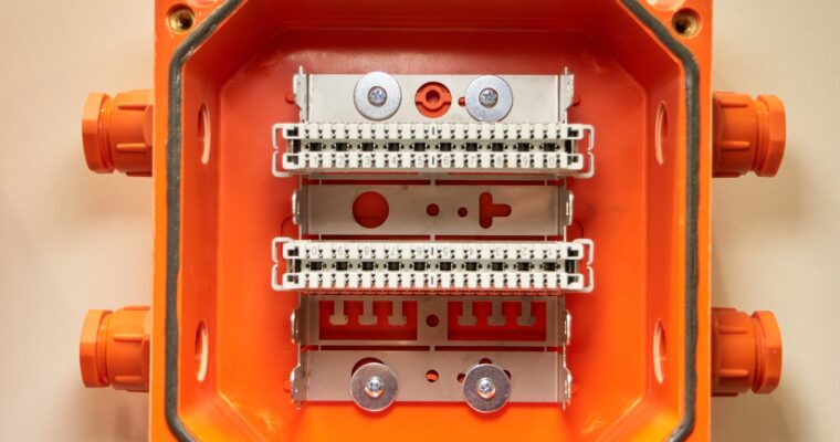 Jak prawidłowo połączyć przewody w puszce rozgałęźnej?