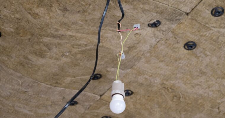 Jak samodzielnie wymienić przewód w starej lampie stojącej?