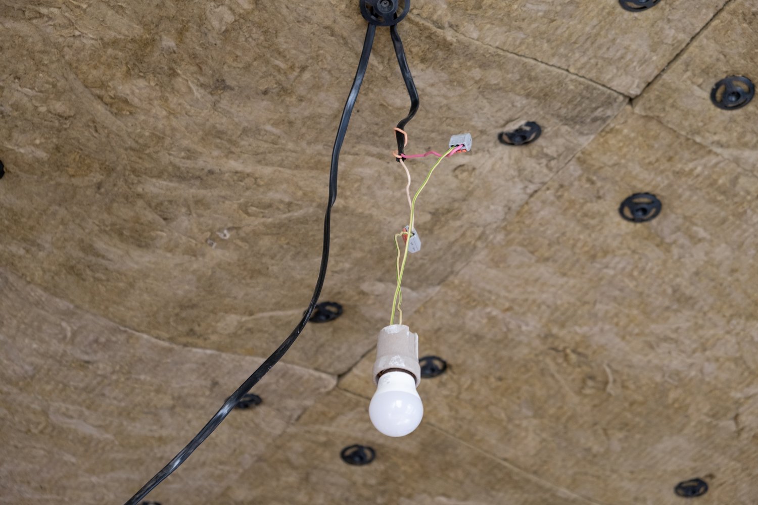 Jak samodzielnie wymienić przewód w starej lampie stojącej?