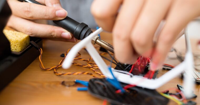 Jak samodzielnie wymienić uszkodzoną wtyczkę w przewodzie zasilającym?