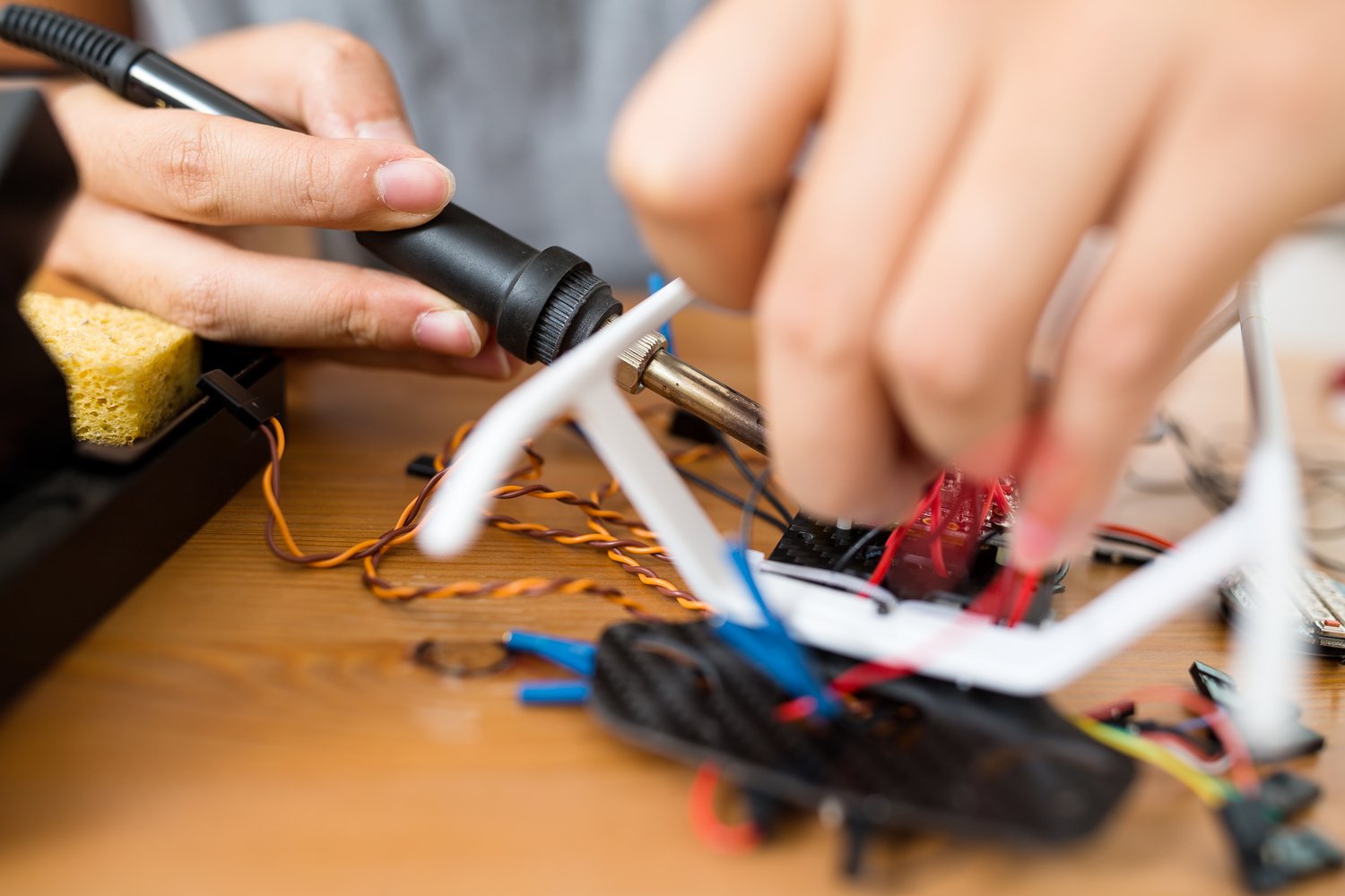 Jak samodzielnie wymienić uszkodzoną wtyczkę w przewodzie zasilającym?