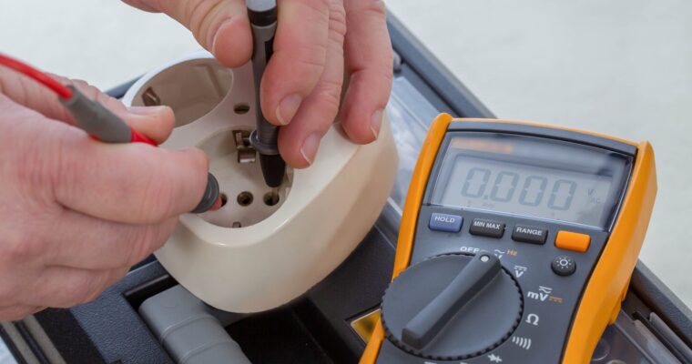 Jak sprawdzić czy przewód elektryczny jest pod napięciem?