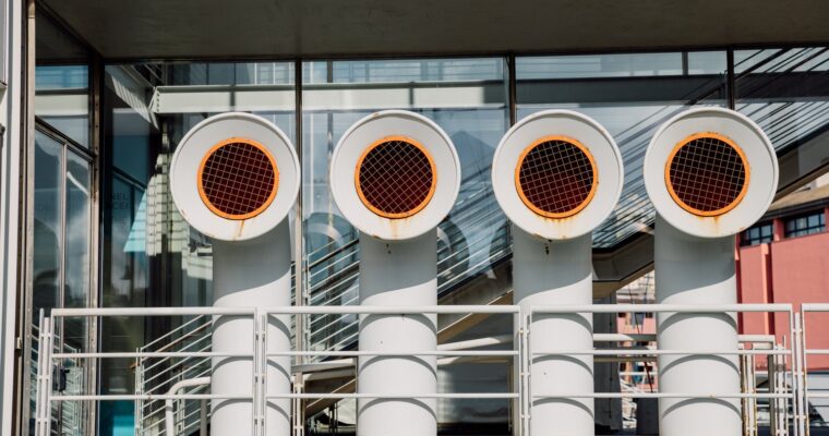Jak wybrać odpowiednie kratki wentylacyjne dla instalacji przemysłowych