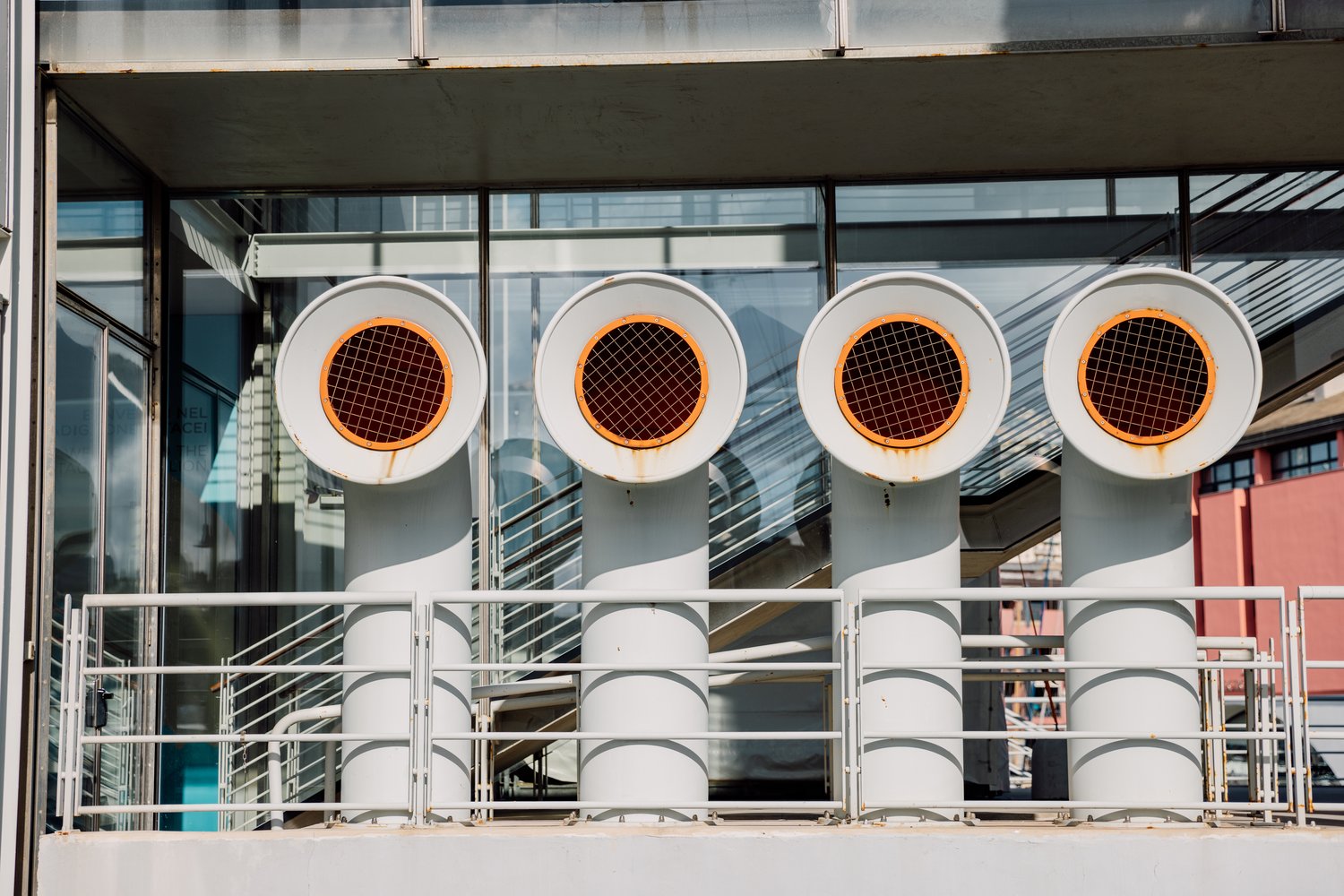 Jak wybrać odpowiednie kratki wentylacyjne dla instalacji przemysłowych