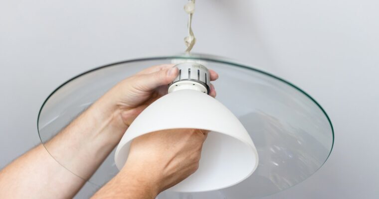 Jak wymienić uszkodzoną oprawkę żarówki w lampie sufitowej?