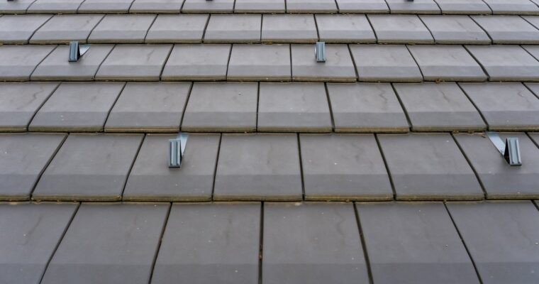 Panele fotowoltaiczne w formie dachówek – estetyka spotyka funkcjonalność