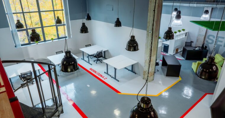 Podłogi generujące energię z ruchu – kiedy spacer zamieni się w prąd?