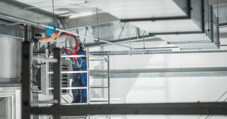 Jak prawidłowo dobierać i instalować systemy tras kablowych w obiektach przemysłowych