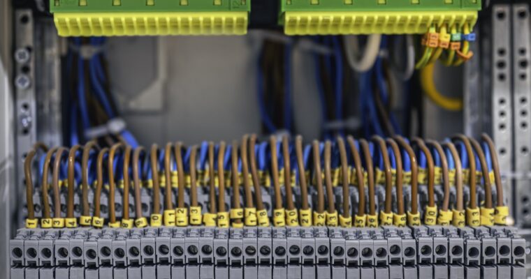 Jak wybrać odpowiednią aparaturę modułową dla instalacji elektrycznej