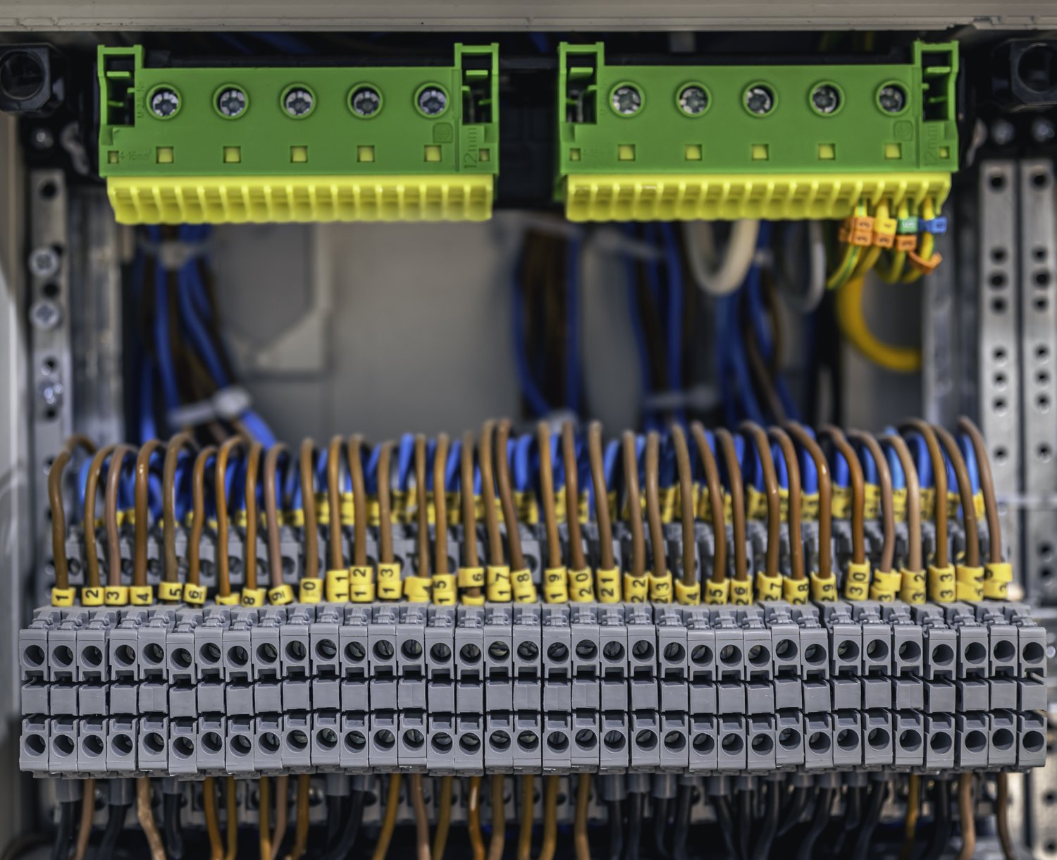 Jak wybrać odpowiednią aparaturę modułową dla instalacji elektrycznej