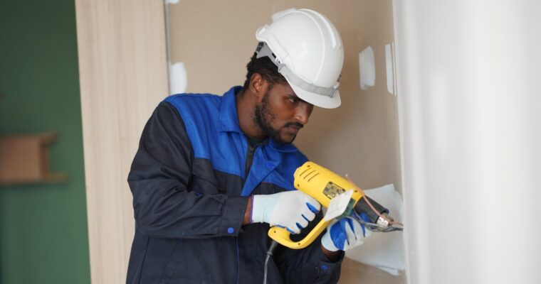 Jak wybrać odpowiednią bruzdownicę do prac instalacyjnych