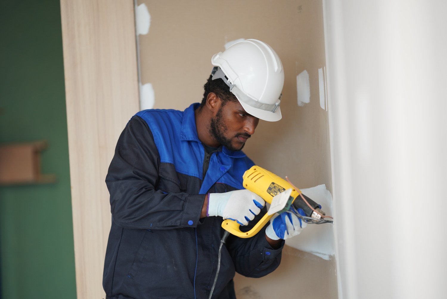 Jak wybrać odpowiednią bruzdownicę do prac instalacyjnych