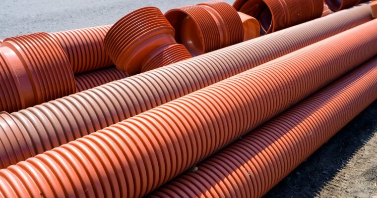 Jak wybrać odpowiednie rury drenarskie dla swojej inwestycji