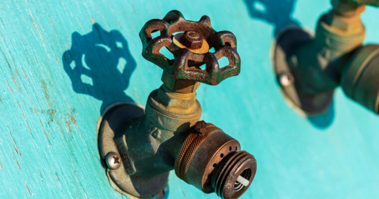 Co powoduje brak ciśnienia w kranach na górze? Diagnoza i rozwiązania
