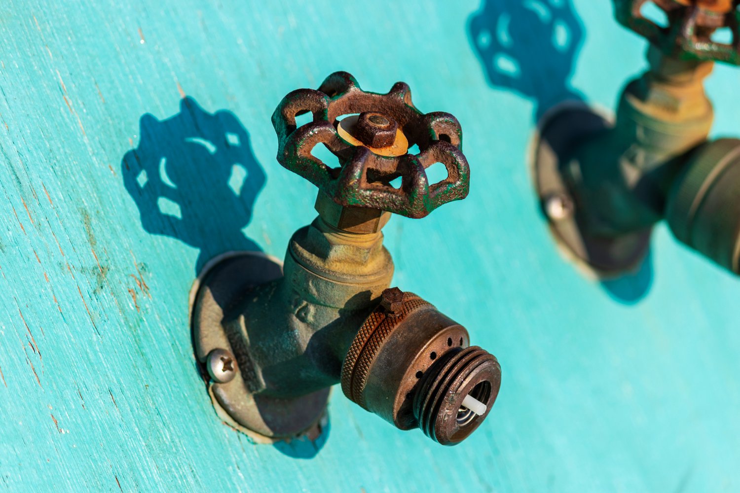 Co powoduje brak ciśnienia w kranach na górze? Diagnoza i rozwiązania