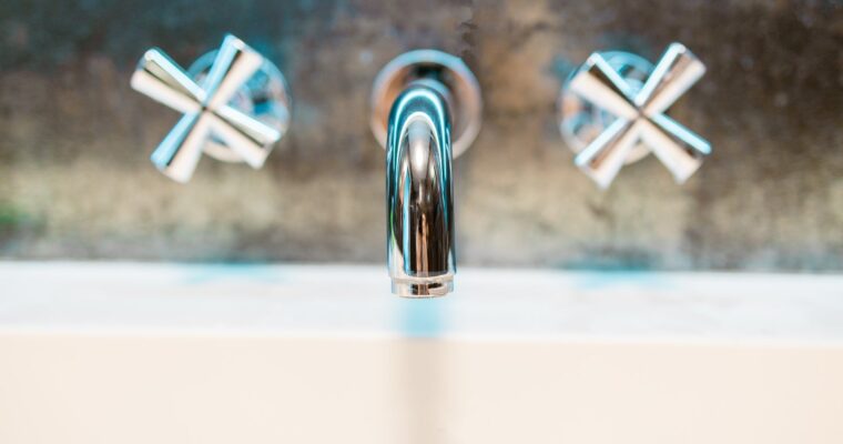 Co powoduje niskie ciśnienie wody tylko w jednym punkcie czerpania?