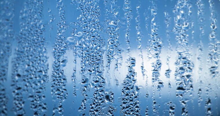 Co powoduje wilgoć na oknach mimo dobrej wentylacji?