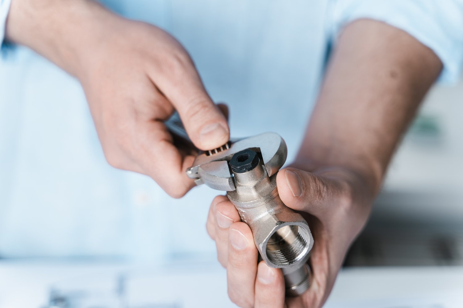 Co zrobić gdy bateria kuchenna ciężko się obraca? Przyczyny i naprawa